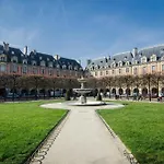CMG - Place des Vosges - Le Marais 2